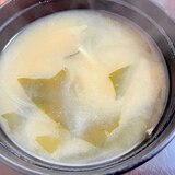 玉ねぎ・エノキ・わかめの味噌汁